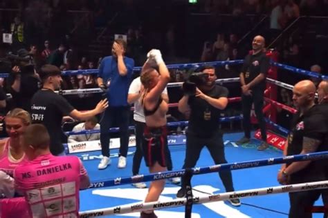 daniella hemsley exposed|Kingpyn Boxing results: Daniella Hemsley flashes audience after。